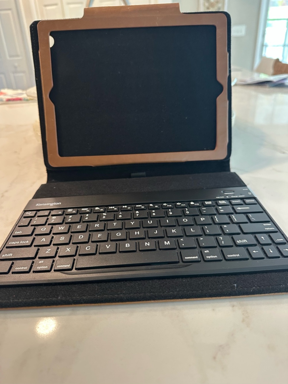 Kensington Key Folio Pro 2  Bluetooth key pad with leather case